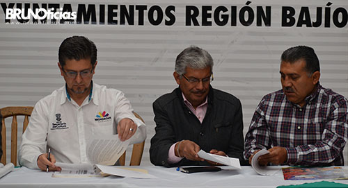 El Alcalde de Sixto Verduzco firma el convenio con Secretaría de Cultura.