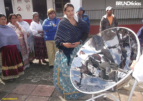 Llevan estufa solar a indígenas de Michoacán