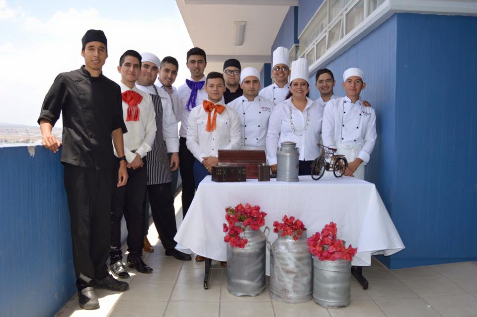 Alumnos de gastronomía montan restaurante en UNIVA