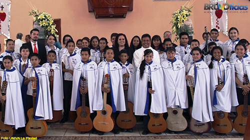 Niños guitarristas de UNIVA van a record Guinness