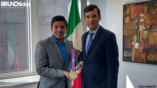 Joven mexicano gana medalla por fertilizante de orina