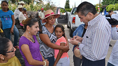 Visita Estrada Medina Cujuarato, escucha peticiones