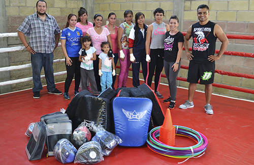 Dona municipio equipo a escuela de Muay Thai en Yurécuaro