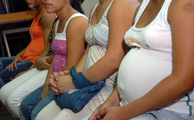 Embarazos en niñas y adolescentes bajaron 13%; no es suficiente: SALUD