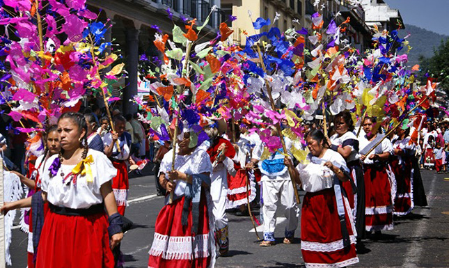 Artesanos michoacanos desfilan en Tianguis de Domingo de Ramos