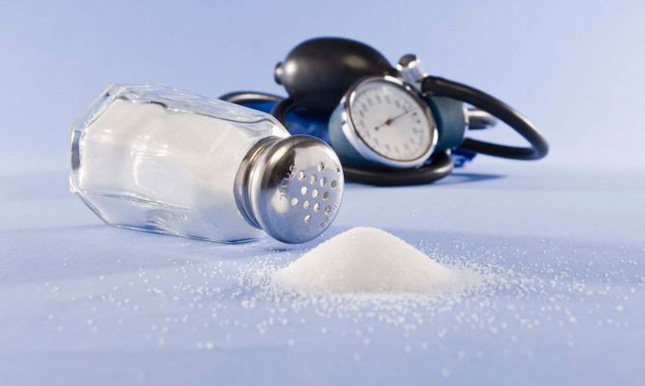 Consumo de sal en exceso aumenta riesgo de hipertensión arterial 