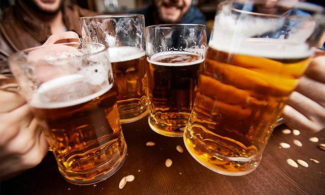 BEBER MÁS DE 5 VASOS DE ALCOHOL POR SEMANA ACORTA LA VIDA: CAMBRIDGE