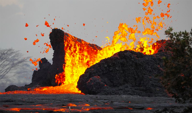 Hawai: Tres ríos de lava desembocan en el océano