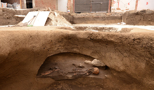 Descubren fosas prehispánicas de más de 2,500 años, al sur de la CDMX