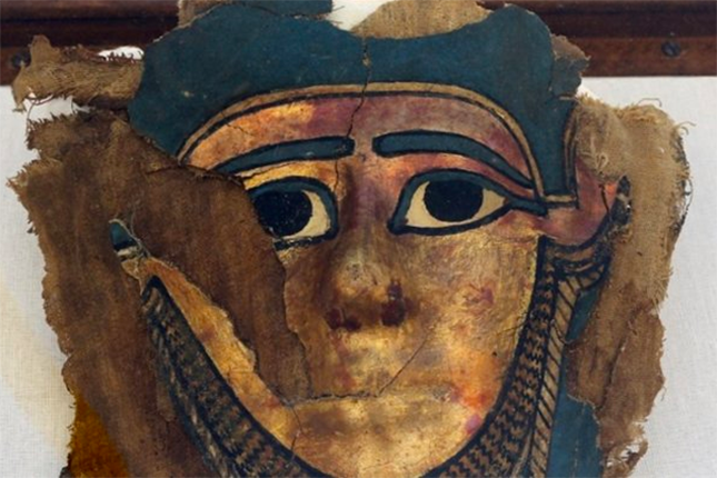 Arqueólogos descubren máscara de momia egipcia de plata y bañada en oro