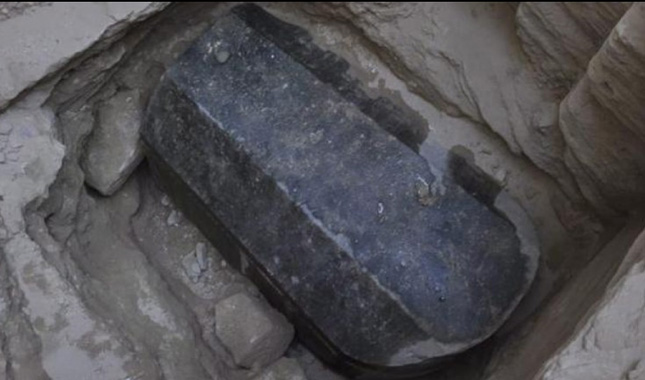 Hallan esqueletos en misterioso sarcófago negro hallado en Alejandría