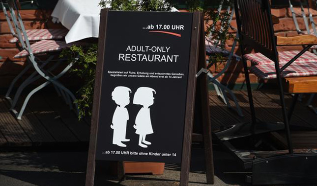 Restaurante alemán prohíbe la entrada a niños menores de 14 años