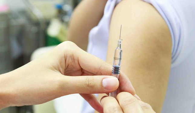 Hombres también deben de vacunarse contra el virus del papiloma humano para cuidar la salud de la mujer, advierte especialista