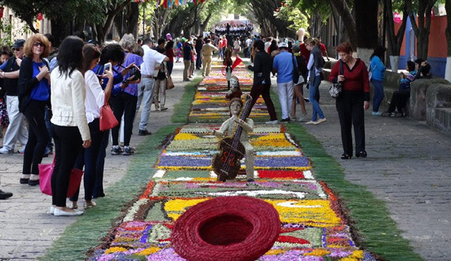 Inauguran los Tapetes Florales de Patamban en Morelia