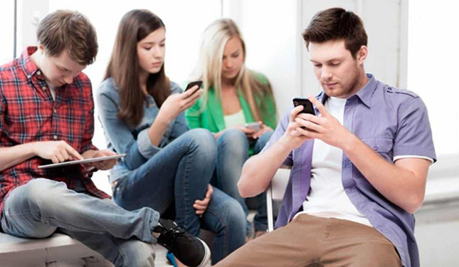 Adicción a teléfonos móviles genera menor apoyo social y estrés