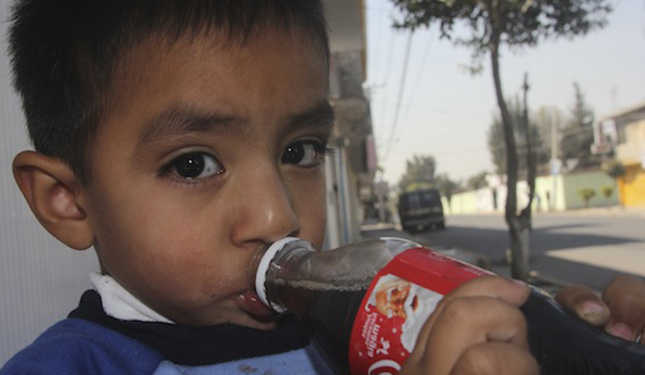 Advierten riesgo de salud para niños por bebidas endulzadas