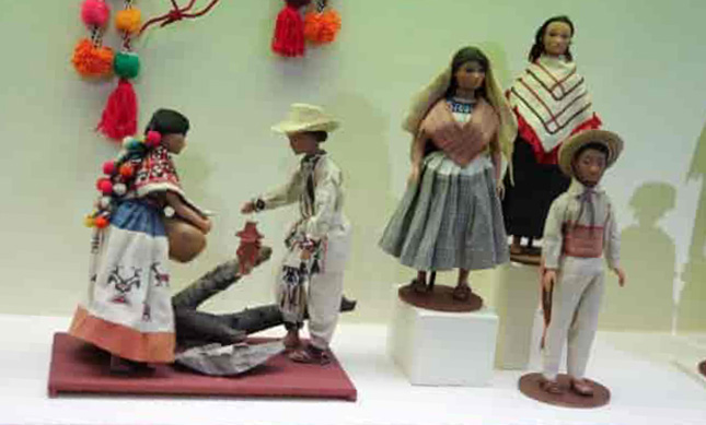 Exposición de muñecas muestra indumentaria de diversas regiones del país