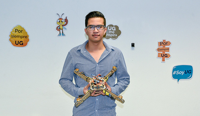 Estudiante de la Universidad de Guanajuato inventa dron basado en levitación acústica
