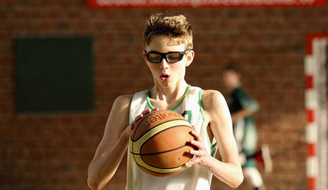 Jugar habitualmente al basquetbol mejora la visión dice un estudio