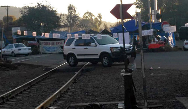 Docentes de Michoacán liberan vías ferroviarias