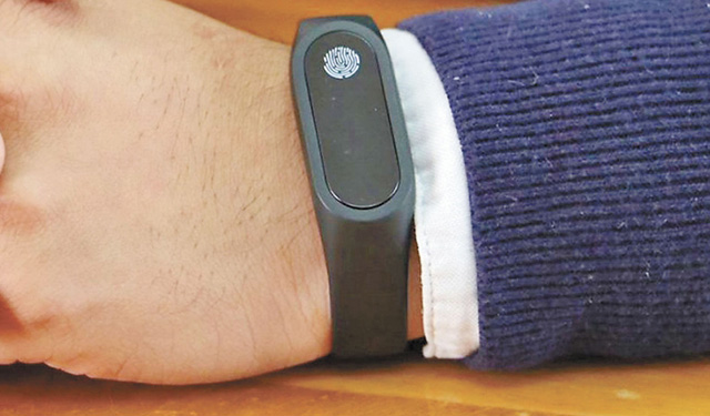 Politécnicos crean pulsera para monitorear salud de adultos mayores