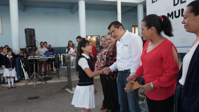 ENTREGA ALCALDE APOYO DEL PROGRAMA BECAS MUNICIPALES