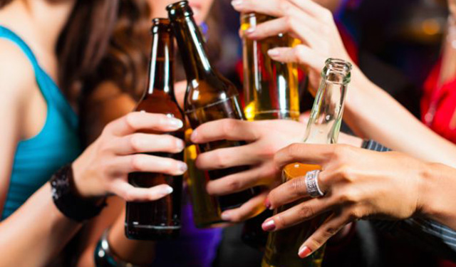 Beber alcohol también eleva riesgo de cáncer, principalmente en mujeres