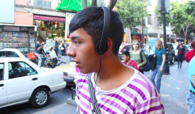 Llaman a moderar uso de audífonos para evitar problemas de oídos