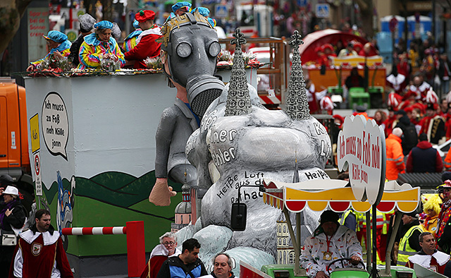 Con grandes carrozas y tormenta celebran carnaval en Colonia, Alemania