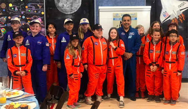 José Hernández llama a niñas y adolescentes a convertirse en astronautas