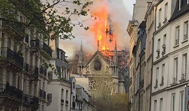 Notre Dame como si Victor Hugo hubiera predecido una tragedia