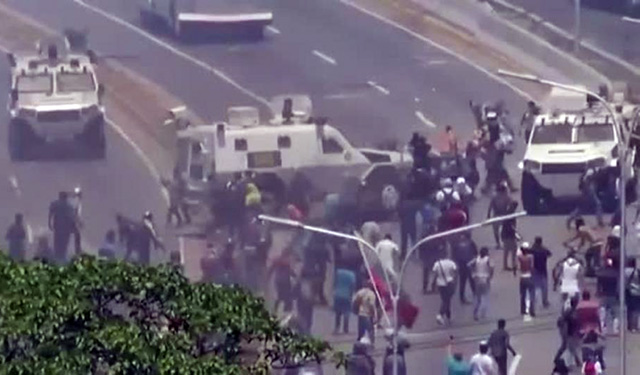 Venezuela tensa jornada de enfrentamientos entre militares y opositores