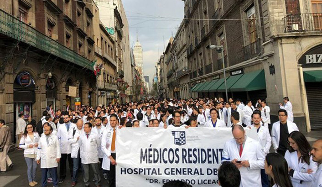 Médicos residentes demandan pago de becas y sindicato coloca mantas