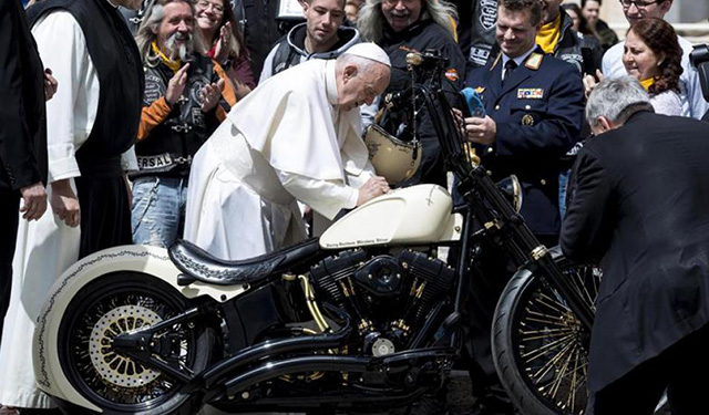 Grupo de motociclistas lleva una Harley Davidson al Papa Francisco