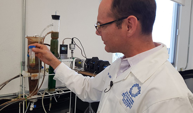 Investigador combina microorganismos e ingeniería para tratar aguas contaminadas