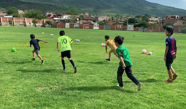 Alumnos de la Escuela Municipal de Futbol de Ecuandureo, Michoacán.