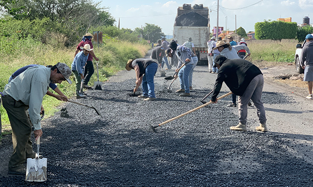 Gobierno de Ecuandureo bachea camino a La Soledad