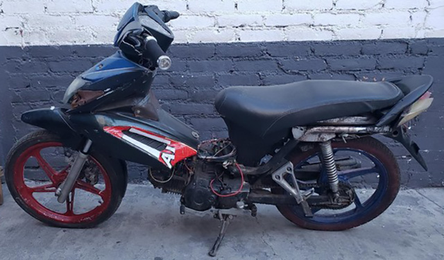 Policía asegura motocicleta con número de serie alterado, en La Piedad