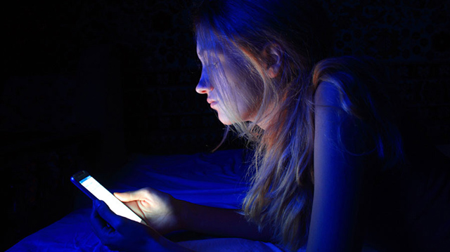 Luz azul de dispositivos móviles aceleraría el envejecimiento estudio