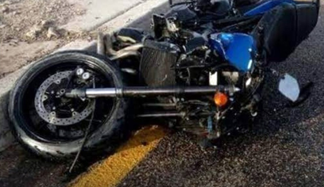 Dos menores caen de moto en la carretera a Numarán; uno muere.