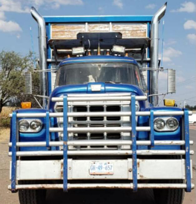 Recuperan en Numarán camión con reporte de robo