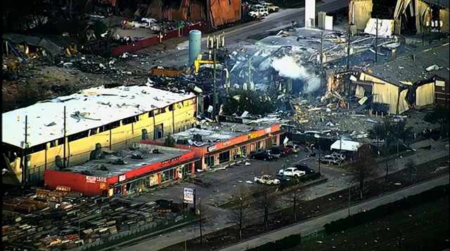 Confirman dos muertos por explosión en Houston