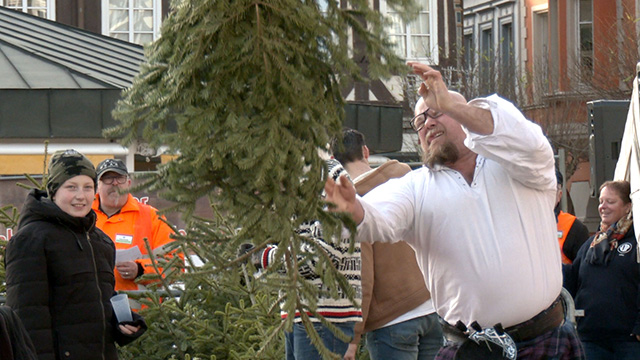 Celebran competencia de lanzamiento de árboles de Navidad en Alemania