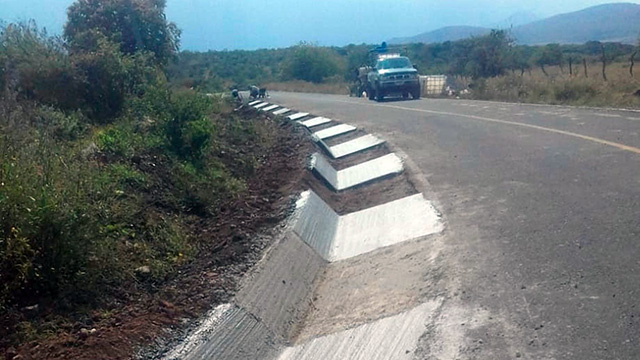 SCOP construye cunetas en carretera rural de Churintzio
