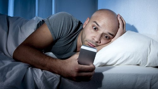 Usar teléfono celular antes de dormir afecta calidad del sueño