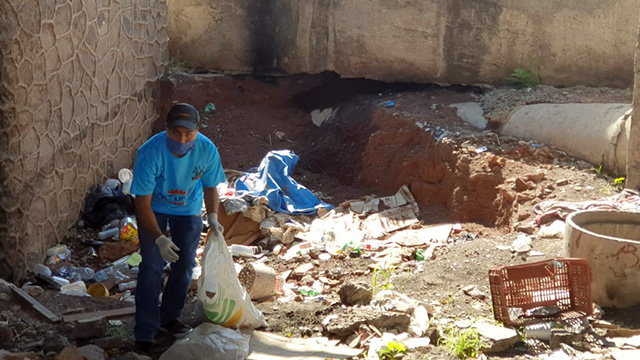 Limpian basura bajo el puente Morelos en La Piedad
