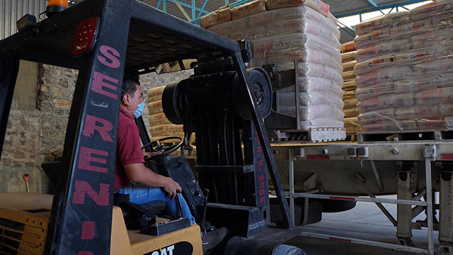 “Mariana Trinitaria” continúa con entrega de cemento y mortero en La Piedad