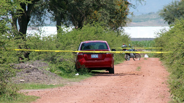 Hallan a 2 personas sin vida dentro de 1 auto en La Granjena, Pénjamo