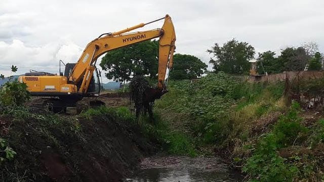 Limpian 23 km de canales de riego en Ecuandureo