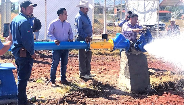 Inaugura Feliciano Flores pozo de agua potable en Zináparo.